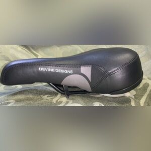 DEVINE DESIGNS BLACK & GREY BICYCLE BIKE SEAT 10 1/2” x 7” NEW!